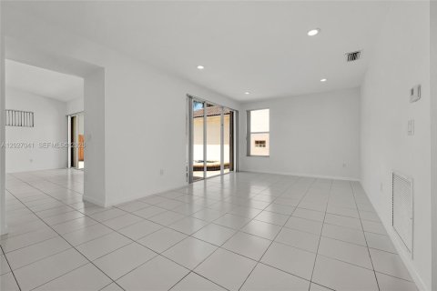 House in Miami, Florida 4 bedrooms, 233.28 sq.m. № 2087854 - photo 13