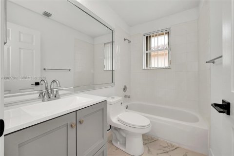 House in Miami, Florida 4 bedrooms, 233.28 sq.m. № 2087854 - photo 29