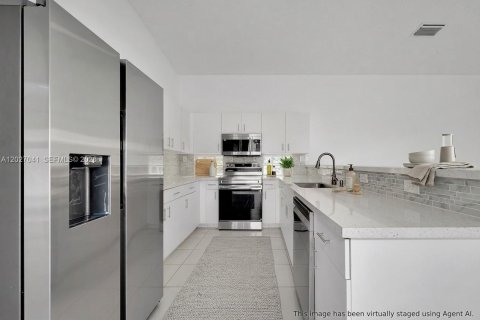 House in Miami, Florida 4 bedrooms, 233.28 sq.m. № 2087854 - photo 23