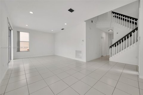 House in Miami, Florida 4 bedrooms, 233.28 sq.m. № 2087854 - photo 9