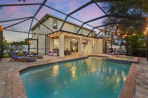 House in Tampa, Florida 6 bedrooms, 263.47 sq.m. № 2330257