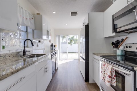 Купить таунхаус в Дирфилд-Бич, Флорида 3 спальни, 135.82м2, № 1965516 - фото 4