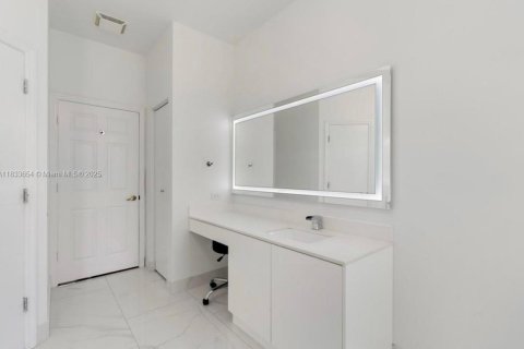 Casa en venta en Pembroke Pines, Florida, 4 dormitorios, 262.82 m2 № 1977051 - foto 19