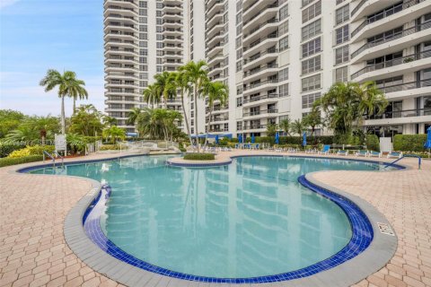 Condo in Aventura, Florida, 2 bedrooms  № 2052844 - photo 25