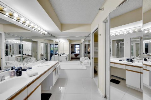 Condo in Aventura, Florida, 2 bedrooms  № 2052844 - photo 16