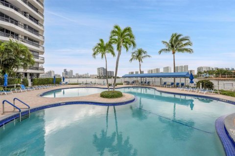 Condo in Aventura, Florida, 2 bedrooms  № 2052844 - photo 24