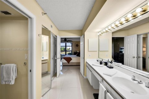 Condo in Aventura, Florida, 2 bedrooms  № 2052844 - photo 17
