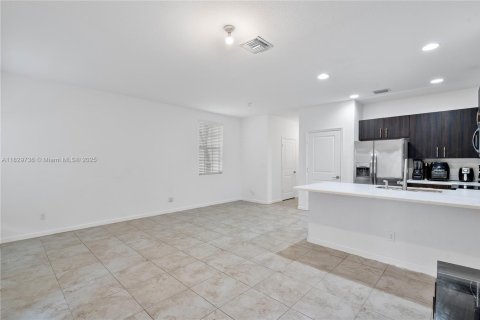 Townhouse in Lauderhill, Florida 3 bedrooms, 138.98 sq.m. № 1814236 - photo 11