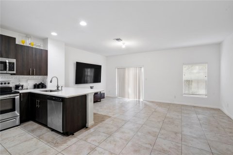 Townhouse in Lauderhill, Florida 3 bedrooms, 138.98 sq.m. № 1814236 - photo 7
