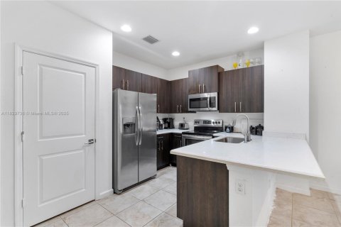Townhouse in Lauderhill, Florida 3 bedrooms, 138.98 sq.m. № 1814236 - photo 13