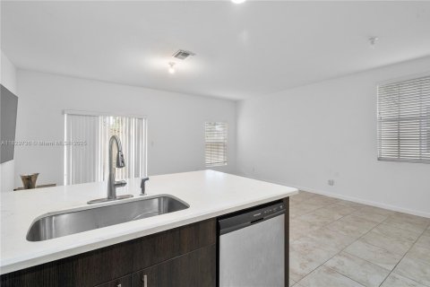 Townhouse in Lauderhill, Florida 3 bedrooms, 138.98 sq.m. № 1814236 - photo 15