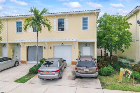 Townhouse in Lauderhill, Florida 3 bedrooms, 138.98 sq.m. № 1814236 - photo 1