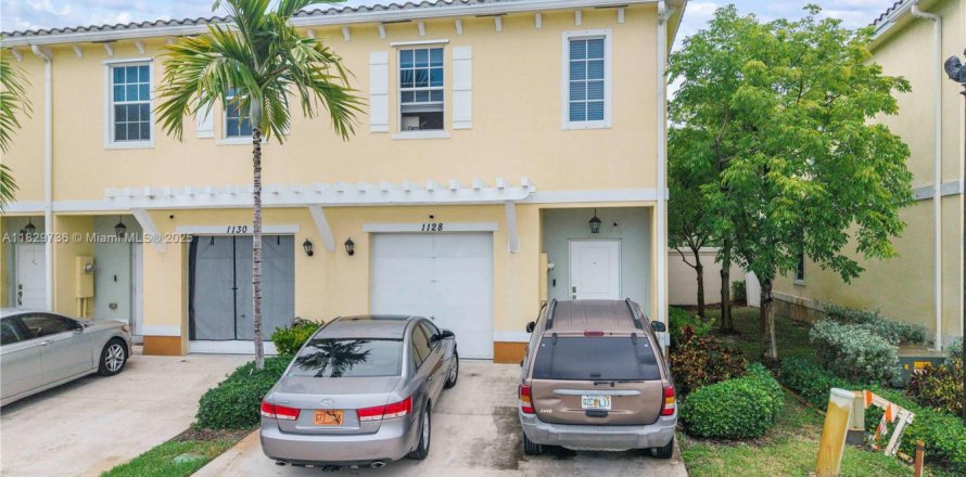 Townhouse in Lauderhill, Florida 3 bedrooms, 138.98 sq.m. № 1814236