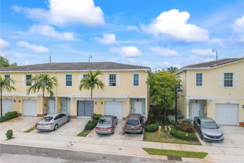 Townhouse in Lauderhill, Florida 3 bedrooms, 138.98 sq.m. № 1814236 - photo 2