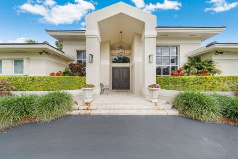 House in Miami, Florida 5 bedrooms, 313.92 sq.m. № 2023241