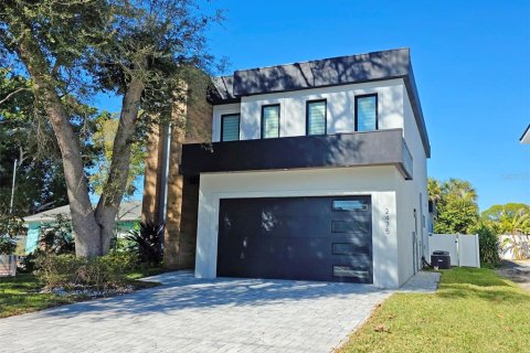House in Sarasota, Florida 4 bedrooms, 267 sq.m. № 2225663 - photo 2