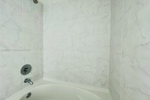 Condo in Miami, Florida, 2 bedrooms  № 1970108 - photo 13