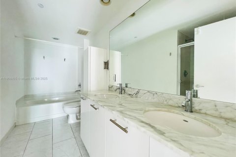 Condo in Miami, Florida, 2 bedrooms  № 1970108 - photo 12