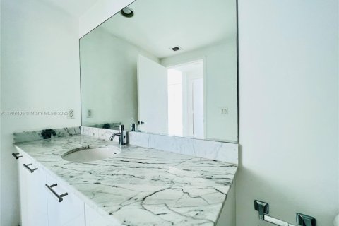 Condo in Miami, Florida, 2 bedrooms  № 1970108 - photo 16