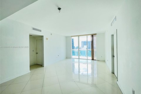 Condo in Miami, Florida, 2 bedrooms  № 1970108 - photo 2