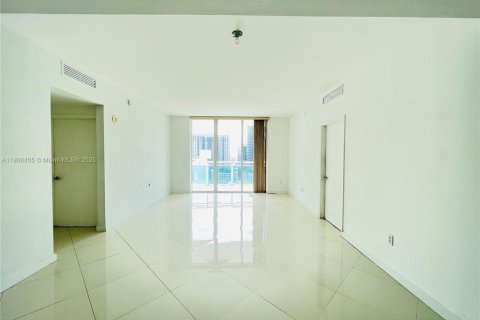 Condo in Miami, Florida, 2 bedrooms  № 1970108 - photo 3