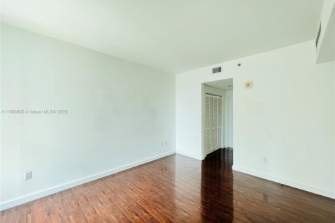 Condo in Miami, Florida, 2 bedrooms  № 1970108 - photo 11