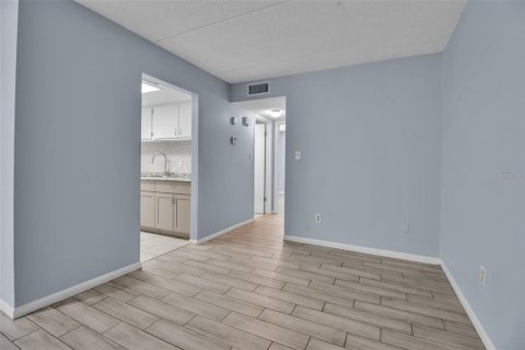 Condo in Tampa, Florida, 1 bedroom  № 1878199 - photo 11