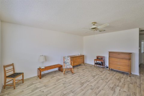 Condo in Sun City Center, Florida, 2 bedrooms  № 1759567 - photo 10