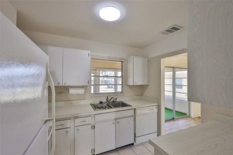 Condo in Sun City Center, Florida, 2 bedrooms  № 1759567 - photo 15