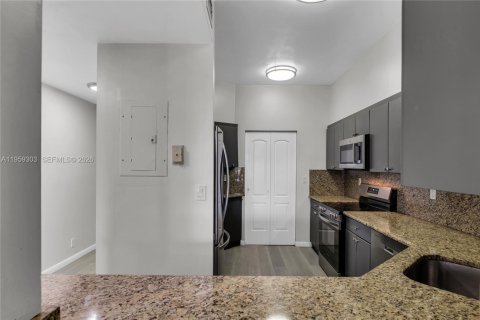 Снять в аренду кондоминиум в Серфсайд, Флорида 2 спальни, 109.62м2, № 2018123 - фото 6