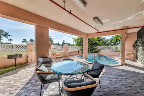 Снять в аренду кондоминиум в Серфсайд, Флорида 2 спальни, 109.62м2, № 2018123 - фото 18