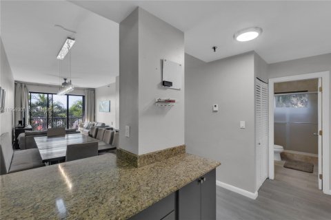 Снять в аренду кондоминиум в Серфсайд, Флорида 2 спальни, 109.62м2, № 2018123 - фото 7