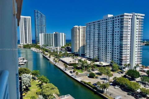 Condo in Sunny Isles Beach, Florida, 2 bedrooms  № 1694461 - photo 4