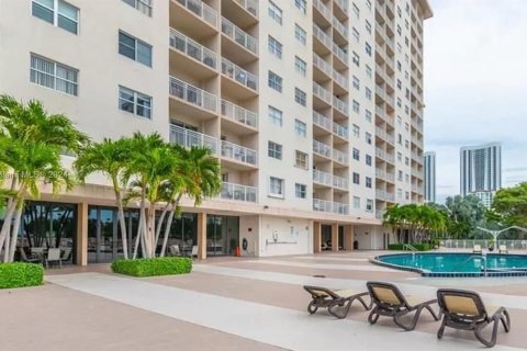 Condo in Sunny Isles Beach, Florida, 2 bedrooms  № 1694461 - photo 2