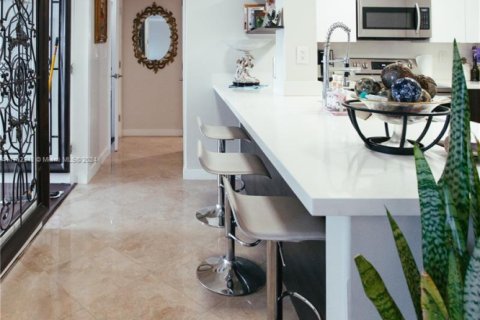 Condo in Sunny Isles Beach, Florida, 2 bedrooms  № 1694461 - photo 7
