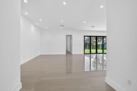 Villa ou maison à vendre à Palm Springs, Floride: 4 chambres, 225.66 m2 № 2245422 - photo 9