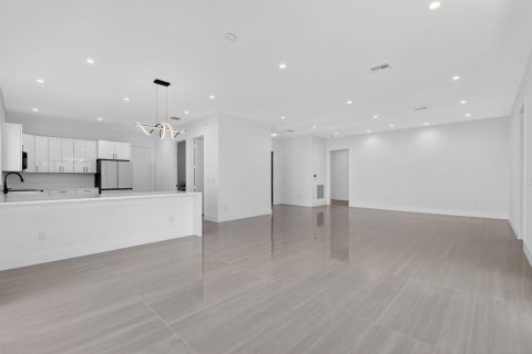 Villa ou maison à vendre à Palm Springs, Floride: 4 chambres, 225.66 m2 № 2245422 - photo 14