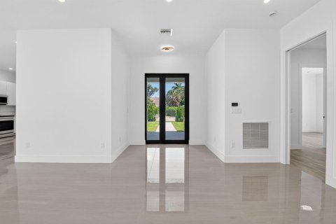 Villa ou maison à vendre à Palm Springs, Floride: 4 chambres, 225.66 m2 № 2245422 - photo 10
