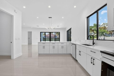 Villa ou maison à vendre à Palm Springs, Floride: 4 chambres, 225.66 m2 № 2245422 - photo 17