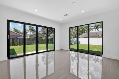 Villa ou maison à vendre à Palm Springs, Floride: 4 chambres, 225.66 m2 № 2245422 - photo 2