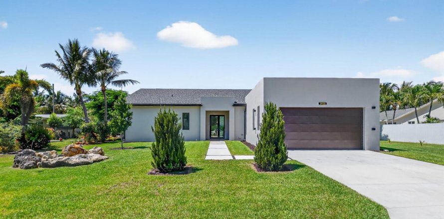 Villa ou maison à Palm Springs, Floride 4 chambres, 225.66 m2 № 2245422