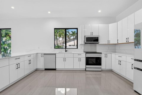 Villa ou maison à vendre à Palm Springs, Floride: 4 chambres, 225.66 m2 № 2245422 - photo 3
