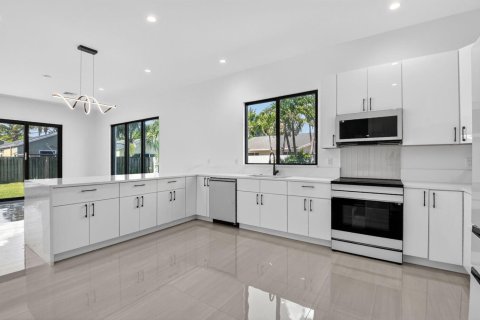 Villa ou maison à vendre à Palm Springs, Floride: 4 chambres, 225.66 m2 № 2245422 - photo 16