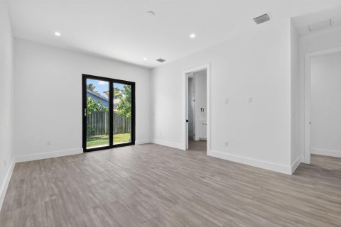 Villa ou maison à vendre à Palm Springs, Floride: 4 chambres, 225.66 m2 № 2245422 - photo 4