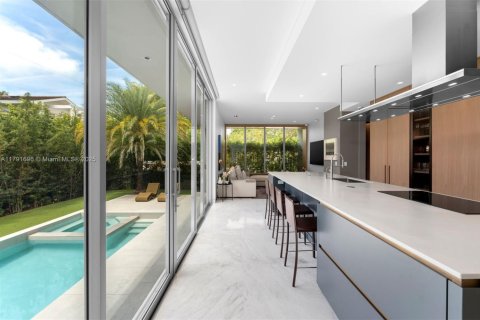 House in Key Biscayne, Florida 6 bedrooms, 358.05 sq.m. № 1863657 - photo 9