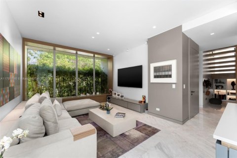 House in Key Biscayne, Florida 6 bedrooms, 358.05 sq.m. № 1863657 - photo 10