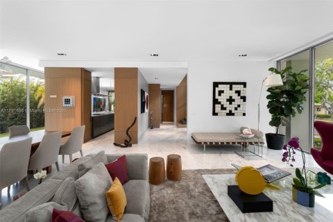 House in Key Biscayne, Florida 6 bedrooms, 358.05 sq.m. № 1863657 - photo 6