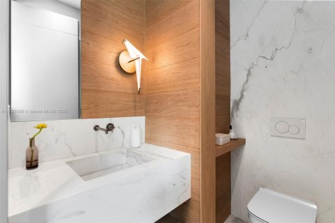 House in Key Biscayne, Florida 6 bedrooms, 358.05 sq.m. № 1863657 - photo 15