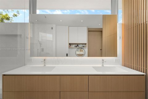 House in Key Biscayne, Florida 6 bedrooms, 358.05 sq.m. № 1863657 - photo 21