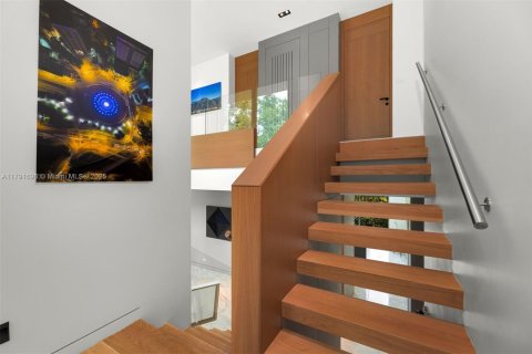 House in Key Biscayne, Florida 6 bedrooms, 358.05 sq.m. № 1863657 - photo 18